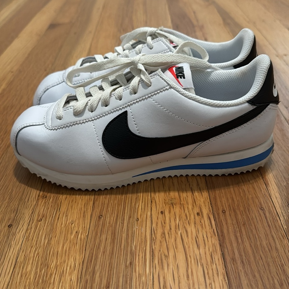 Nike women’s Cortez leather shoes in white and blue size 7.5 - Picture 2 of 5